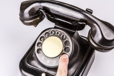 toz ve çizikleri beyaz arka plan üzerinde eski siyah telefon