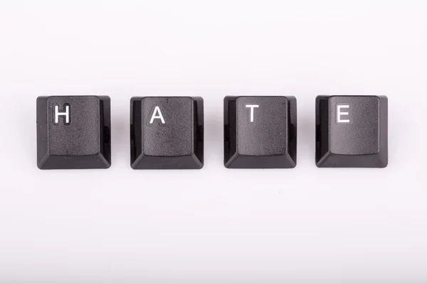Ódio de texto formado com teclas de teclado do computador no fundo branco — Fotografia de Stock