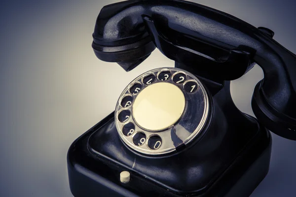 Vecchio telefono nero con polvere e graffi su sfondo bianco — Foto Stock