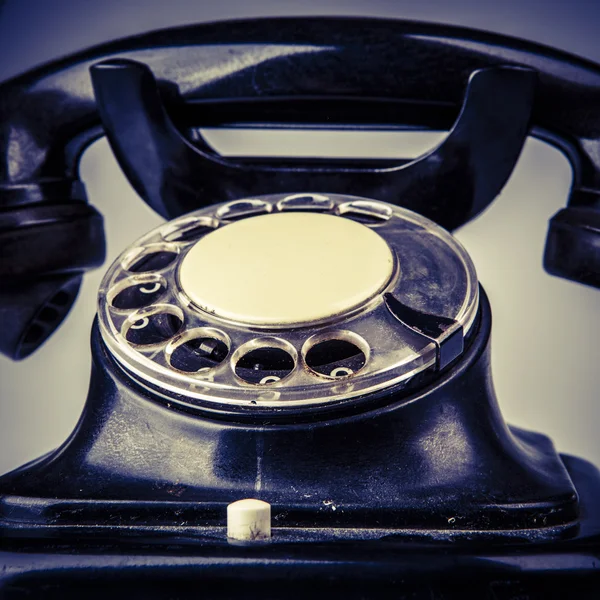 Velho telefone preto com poeira e arranhões no fundo branco — Fotografia de Stock