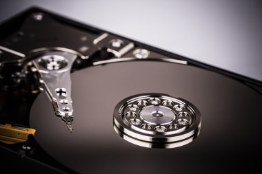 Disk sürücüsü beyaz arkaplanda izole edildi