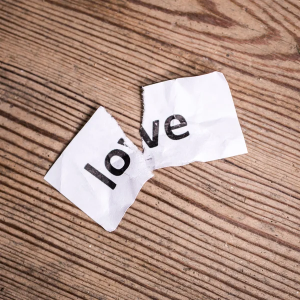 "Parola d'amore scritta su carta stracciata — Foto Stock