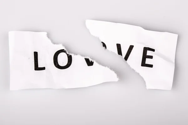 "Αγάπη "λέξη γραμμένο σε σχισμένο χαρτί — Φωτογραφία Αρχείου