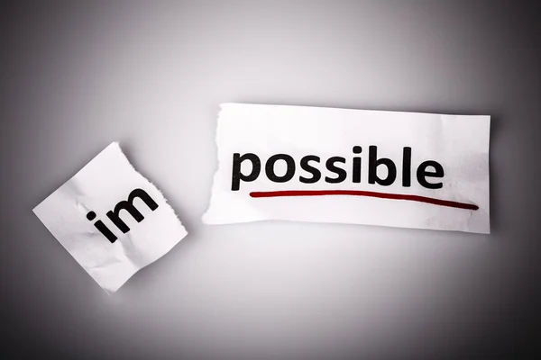 A palavra impossível mudou para possível em papel rasgado — Fotografia de Stock