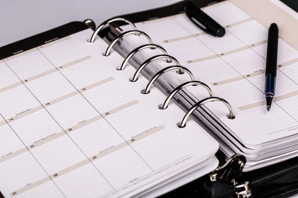 Persönlicher Organizer oder Planer mit Stift auf weißem Hintergrund — Stockfoto