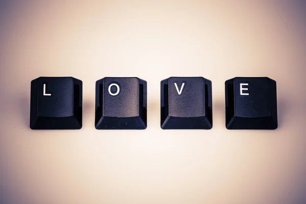 Αγάπη κείμενο που σχηματίζονται με τα πλήκτρα του υπολογιστή πληκτρολόγιο σε λευκό φόντο — Φωτογραφία Αρχείου