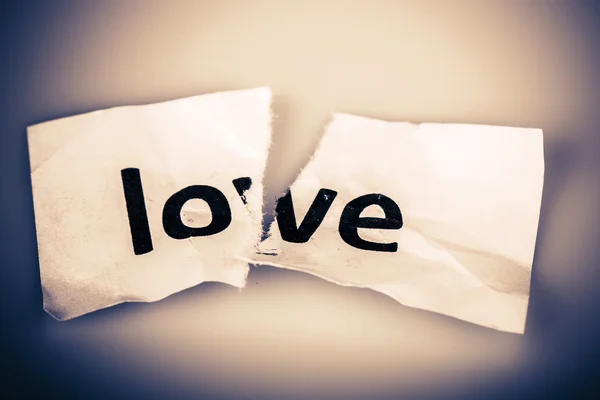 "Aşk" kelimesi yırtık kağıda yazılmış — Stok fotoğraf