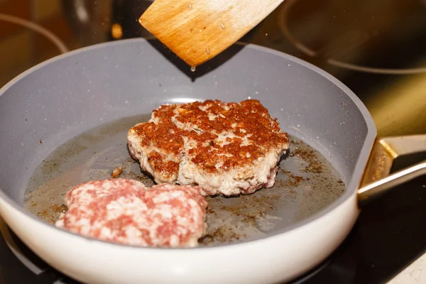 Hamburger maken — Stockfoto