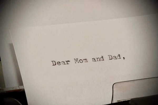 Text Dear Mom and Dad typed on old typewriter — Stock Photo, Image