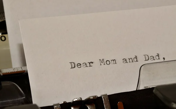 Text Dear Mom and Dad typed on old typewriter — Stock Photo, Image