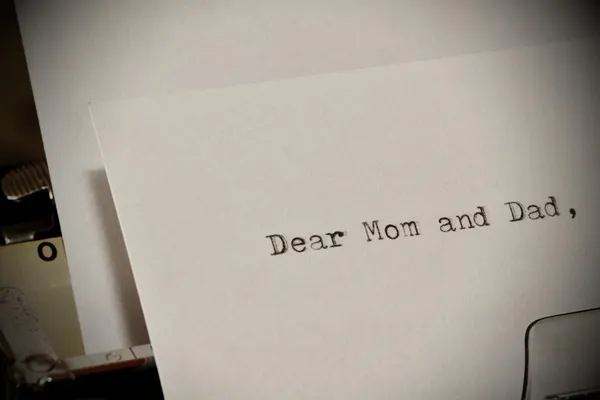 Texto Querida mãe e pai digitado na máquina de escrever velha — Fotografia de Stock