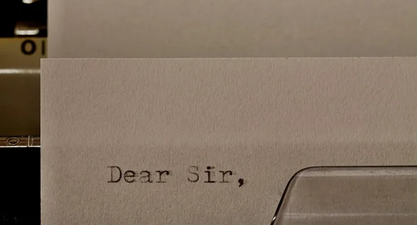 Texto Caro senhor digitado na máquina de escrever velha — Fotografia de Stock