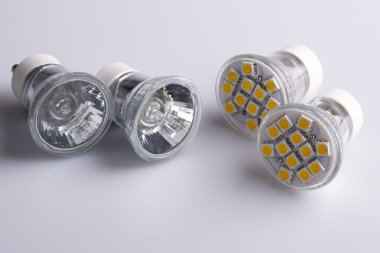 Modern led ampuller ile klasik eski Ampüller