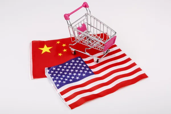 Carrinho de compras com bandeira dos EUA e China — Fotografia de Stock