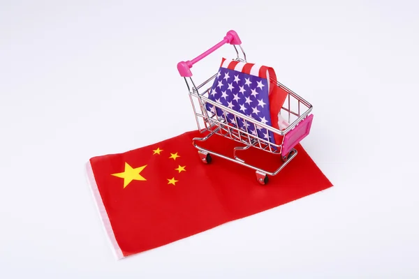 Carrinho de compras com bandeira dos EUA na bandeira da China — Fotografia de Stock