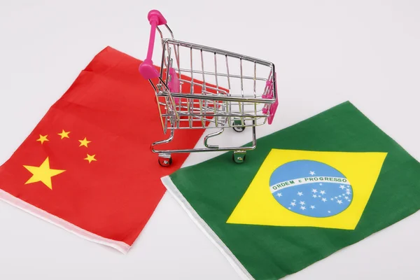 Carrinho de compras com bandeira Brasil e China — Fotografia de Stock