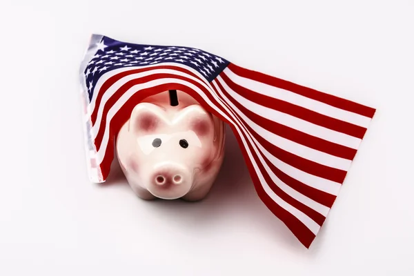 Caja de dinero de cerdo y bandera de EE.UU. —  Fotos de Stock