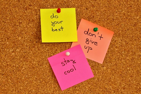 kurulu üç yapışkan notu yastıkları ile fark