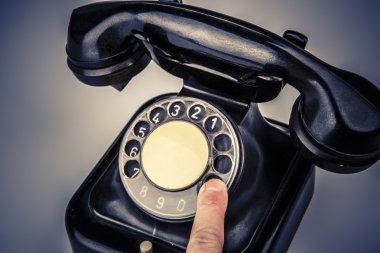 toz ve çizikleri beyaz arka plan üzerinde eski siyah telefon