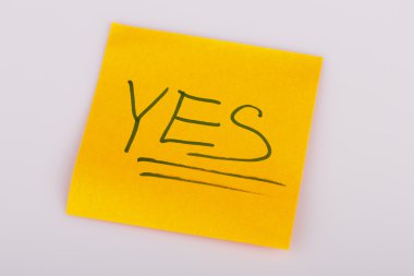Yapışkan Not mesaj üzerinde beyaz - Evet izole