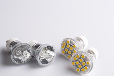 Modern led ampuller ile klasik eski Ampüller