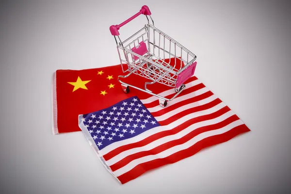 Carrinho de compras com bandeira dos EUA e China — Fotografia de Stock