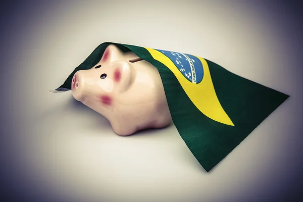 Caixa de dinheiro de porco e bandeira do Brasil — Fotografia de Stock