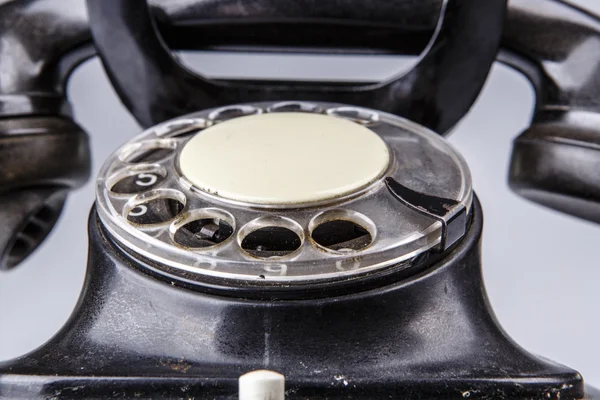 Teléfono negro viejo con polvo y arañazos sobre fondo blanco —  Fotos de Stock