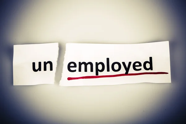 A palavra desempregados mudou para empregados em papel rasgado — Fotografia de Stock