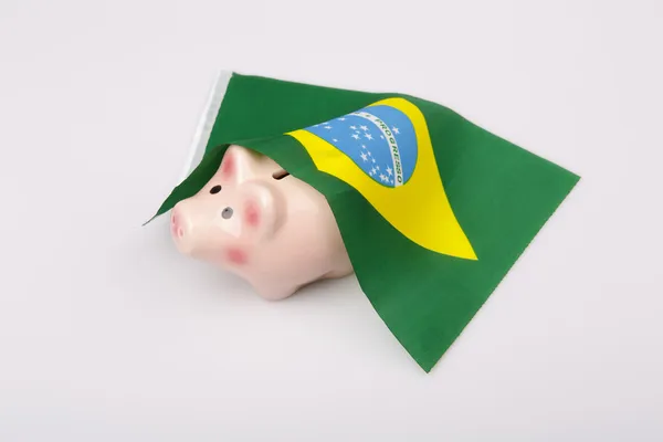 Caixa de dinheiro de porco e bandeira do Brasil — Fotografia de Stock