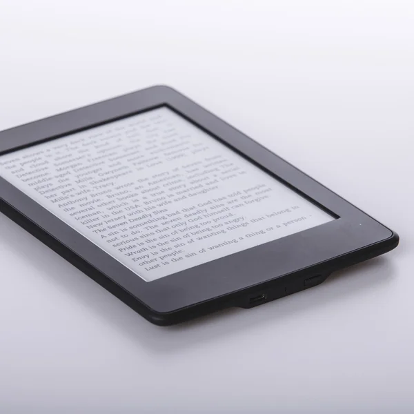 Czarny czytnik ebooków lub tabletka na białym tle — Zdjęcie stockowe