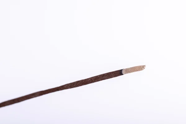 Rökelse pinne på ett trä stöd på en vit bakgrund — Stockfoto