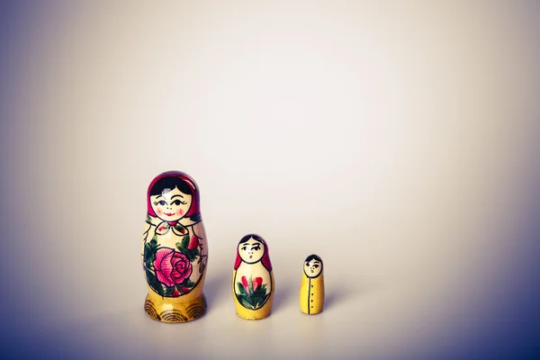 Muñecas rusas Matryoshka Aislado sobre un fondo blanco — Foto de Stock