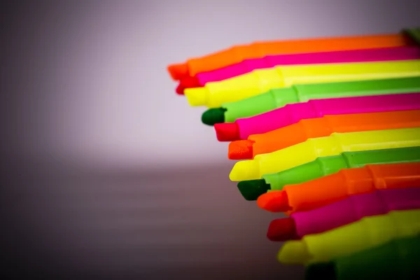 Groep van vilt tip felle kleur markers op witte achtergrond — Stockfoto