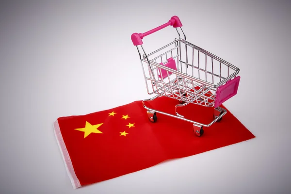 Carrinho de compras na bandeira da China — Fotografia de Stock