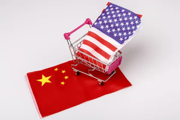 Carrito de compras con bandera de Estados Unidos en China —  Fotos de Stock