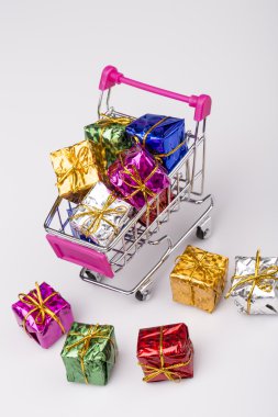 alışveriş arabası üzerinde beyaz izole, Noel hediyeleri
