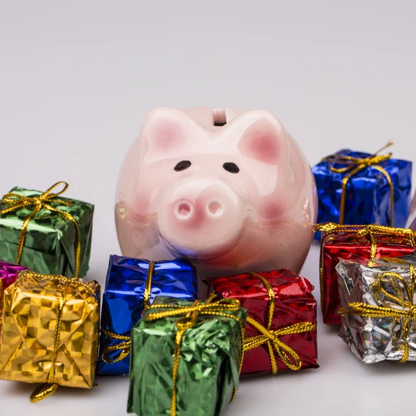 Caixa de dinheiro de porco entre presente de Natal — Fotografia de Stock