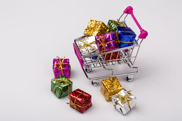 Cadeaux de Noël en chariot, isolés sur blanc — Photo