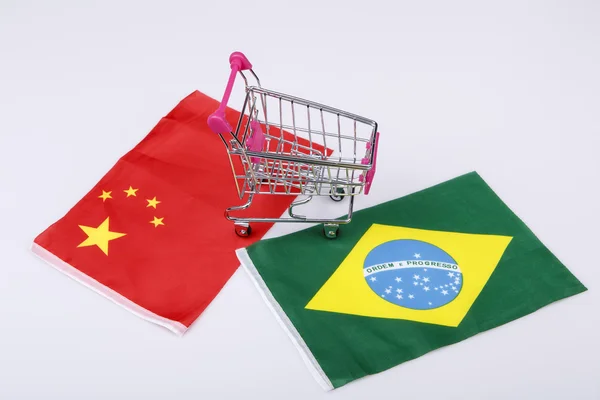 Carrinho de compras com bandeira Brasil e China — Fotografia de Stock