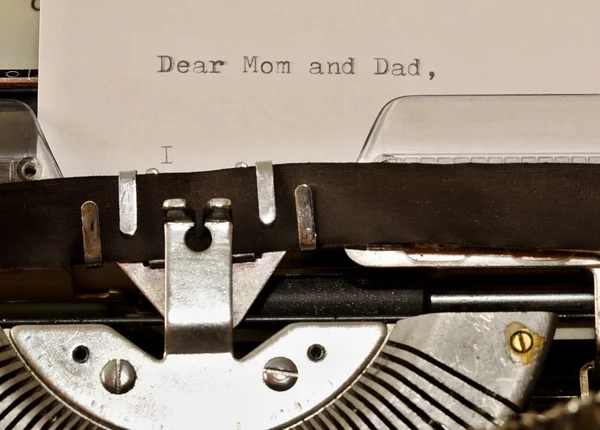 Tekst Lieve pappa en mamma getypt op oude schrijfmachine — Stockfoto