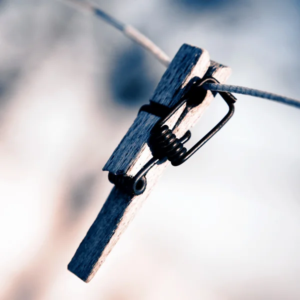 Nefunkční clothespin na drátě — Stock fotografie