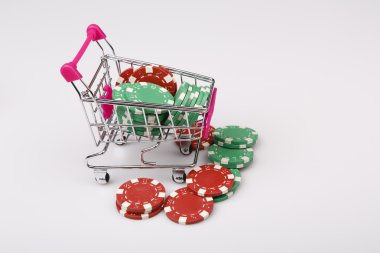 alışveriş sepeti beyaz üzerinde casino fişleri ile