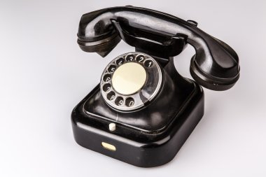 toz ve çizikleri beyaz arka plan üzerinde eski siyah telefon
