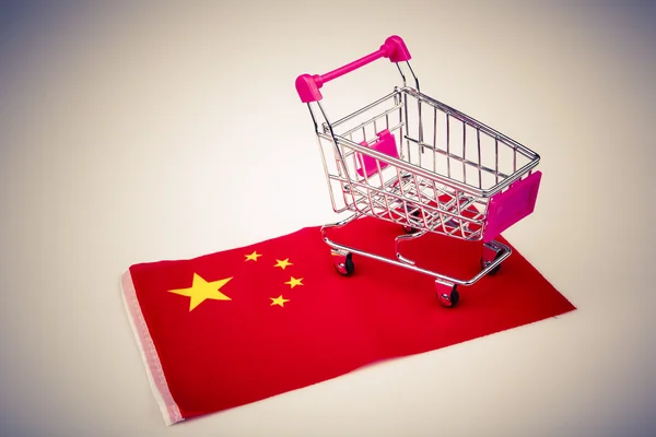 Carrinho de compras na bandeira da China — Fotografia de Stock