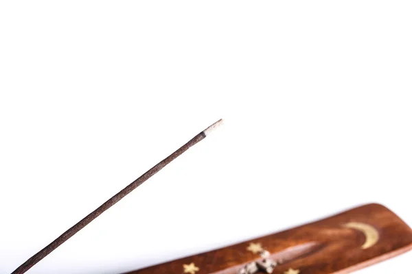 Varilla de incienso sobre un soporte de madera sobre un fondo blanco —  Fotos de Stock