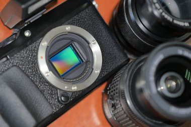 İçinde mercek olmayan siyah bir kamera görülebilir.