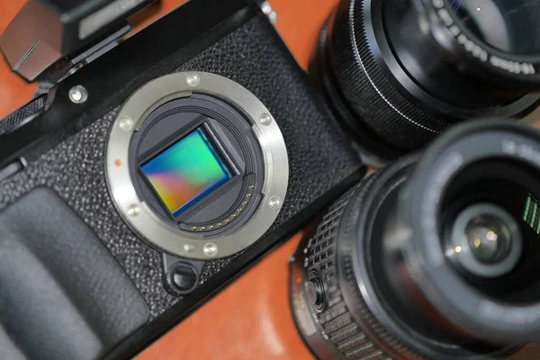 En svart kamera utan objektiv kan ses inuti — Stockfoto