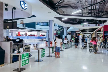 KANCHANABURI, THAILAND - 21 Ağustos 2021: Tayland halkı, Robinson 'daki Corona virüsü (Covid-19) salgını nedeniyle eve götürmek için menüye göre yemek siparişi verdi ancak Robinson' da sadece gıda bölümünü açtı.