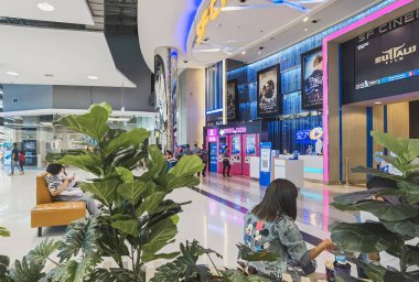 KANCHANABURI THAILAND - 26 Eylül 2020: Tanımlanamayan Taylandlılar, Robinson 'daki SF Sineması önünde Corona virüsü (Covid-19) salgını sırasında filmi izlemek için yüz maskesi takıyorlar.